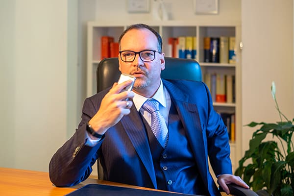 Dr. Hosser diktiert am Schreibtisch - probate law germany